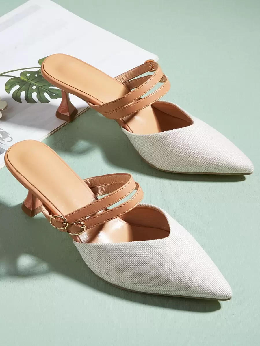 Mules planos con diseño con hebilla de punta