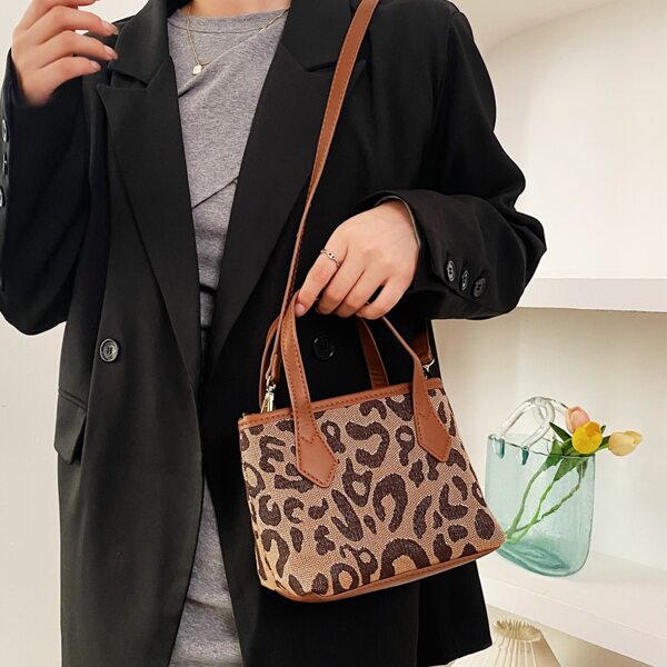 Leopard Graphic Square Bag, Brown