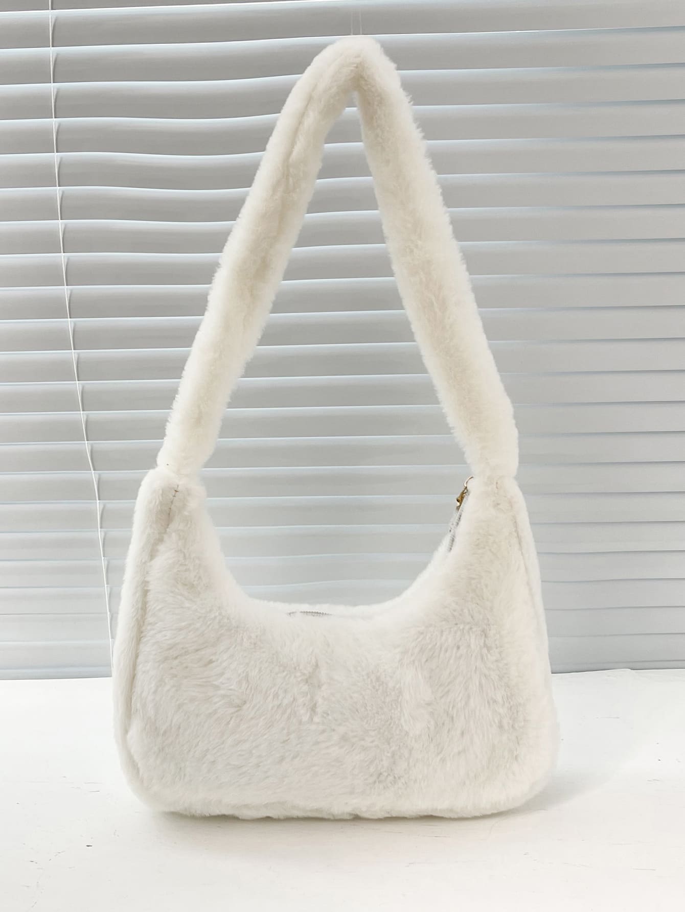 Сумка-багет минималистичный из плюша