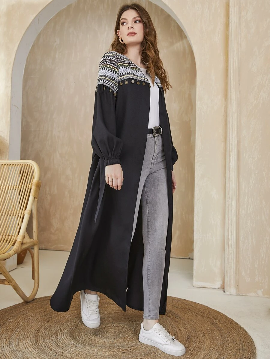 Al Najma Abaya mit Geo-Muster, Metalldetails, Laternenärmeln und Gürtel, lange Ärmel, bescheidenes, langes Gewand