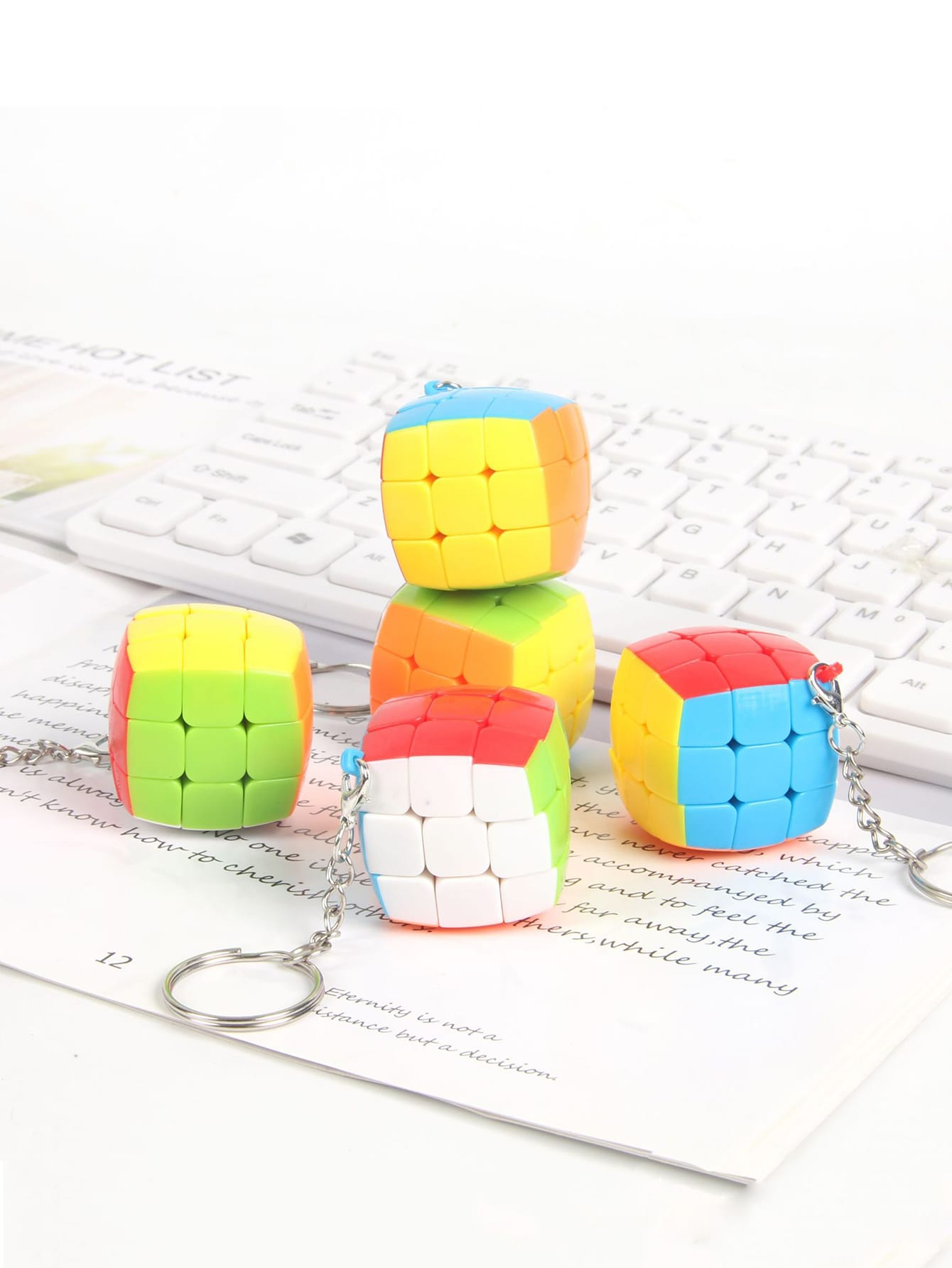1 pezzo portachiavi con ciondolo cubo di colore casuale