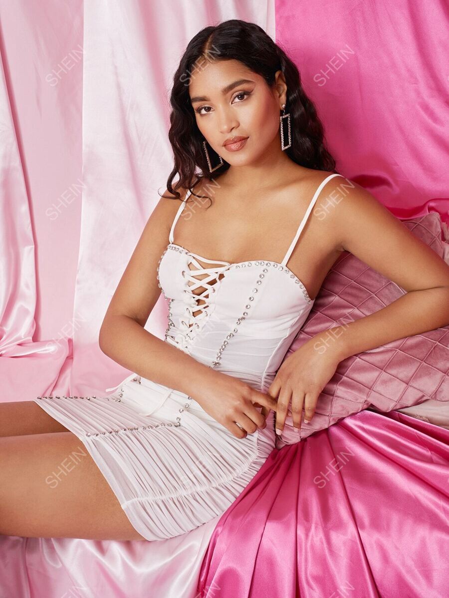 SHEIN BAE Vestido ajustado de malla con diseño de diamante de imitación con ojal con cordón