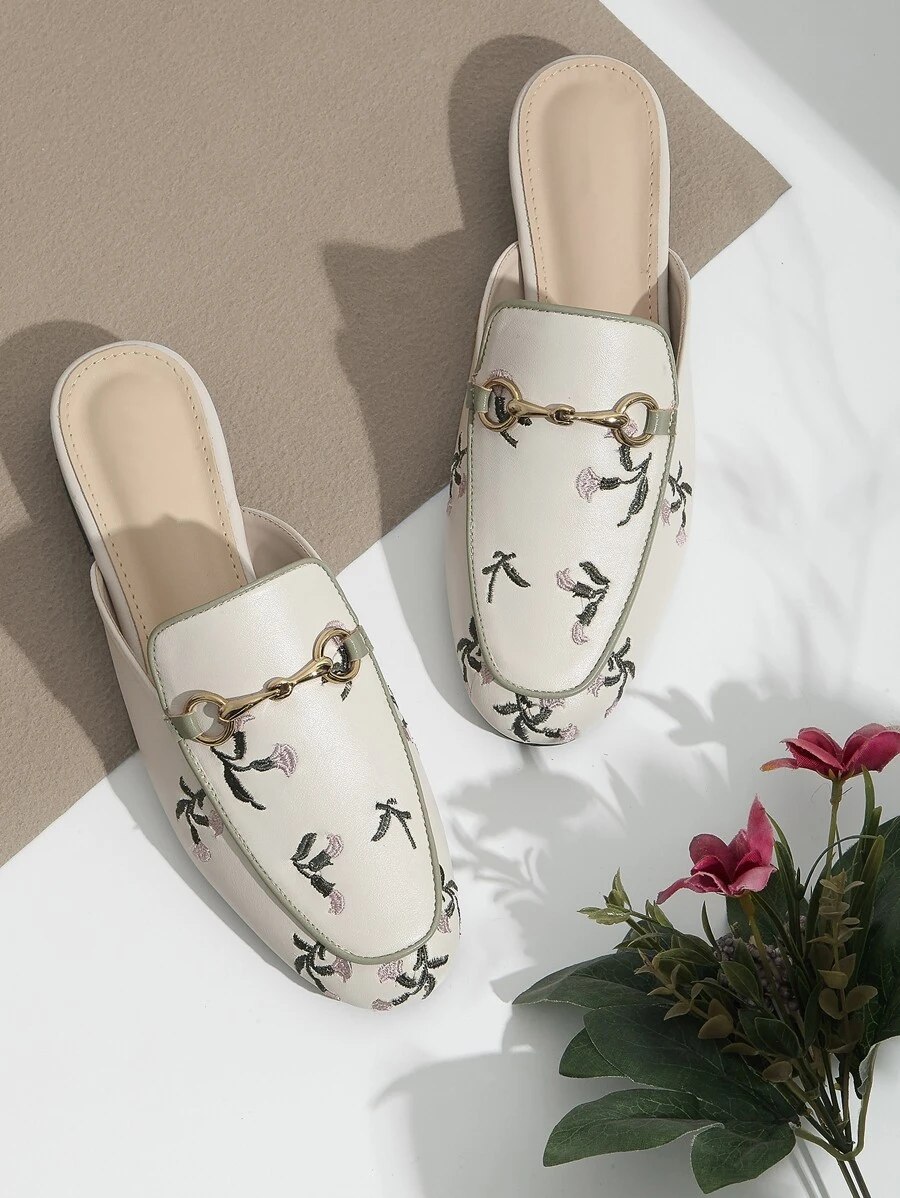 Mules planos con bordado floral con diseño metal