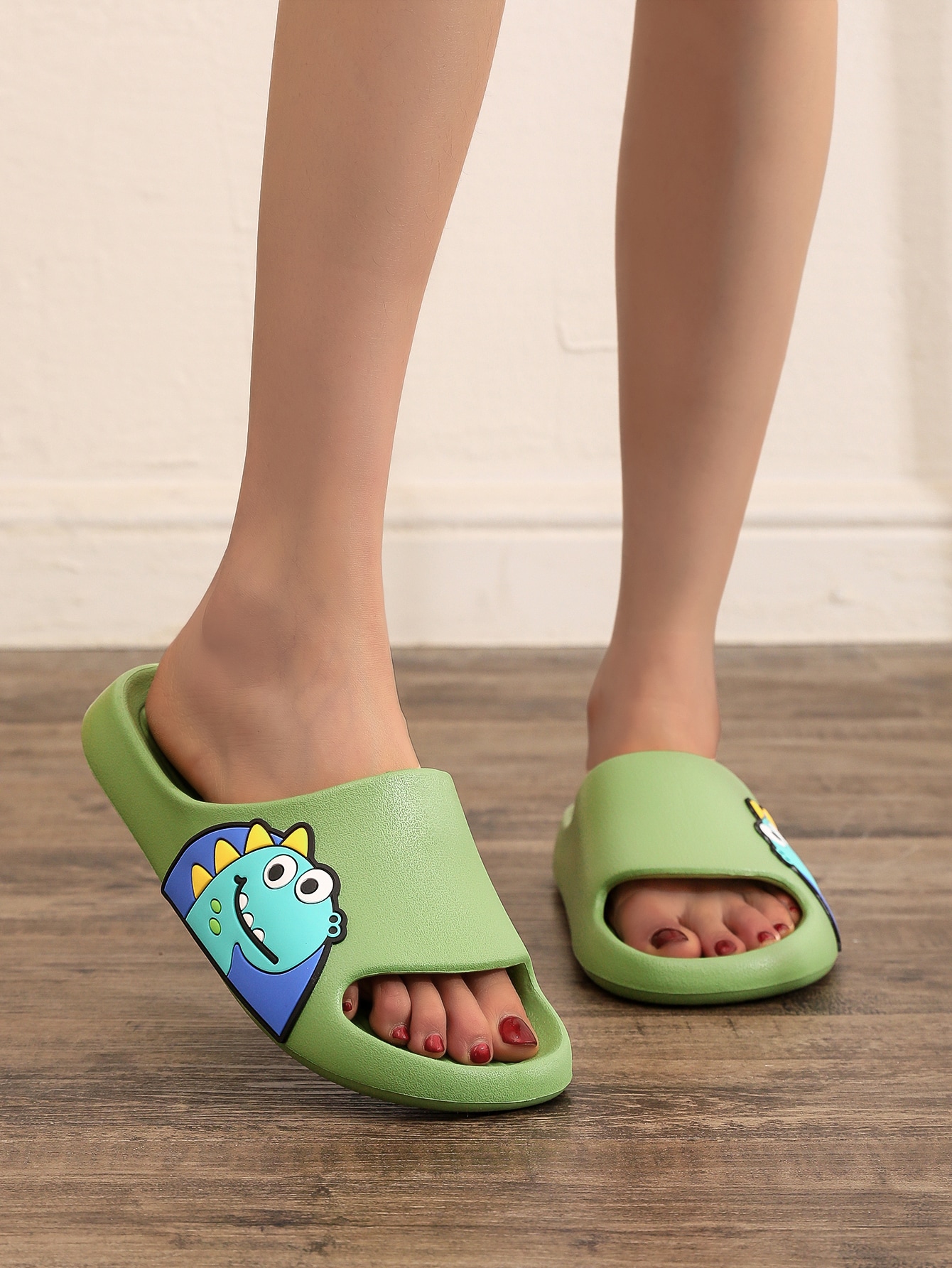 Chanclas con diseño de dinosaurio de dibujos animados