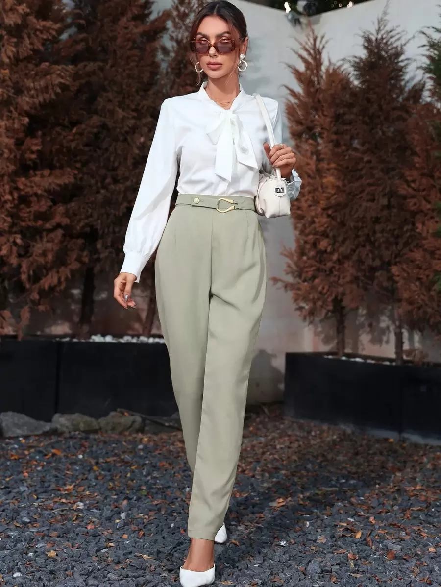 Modelyn Pantalones cónicos de talle alto con botón