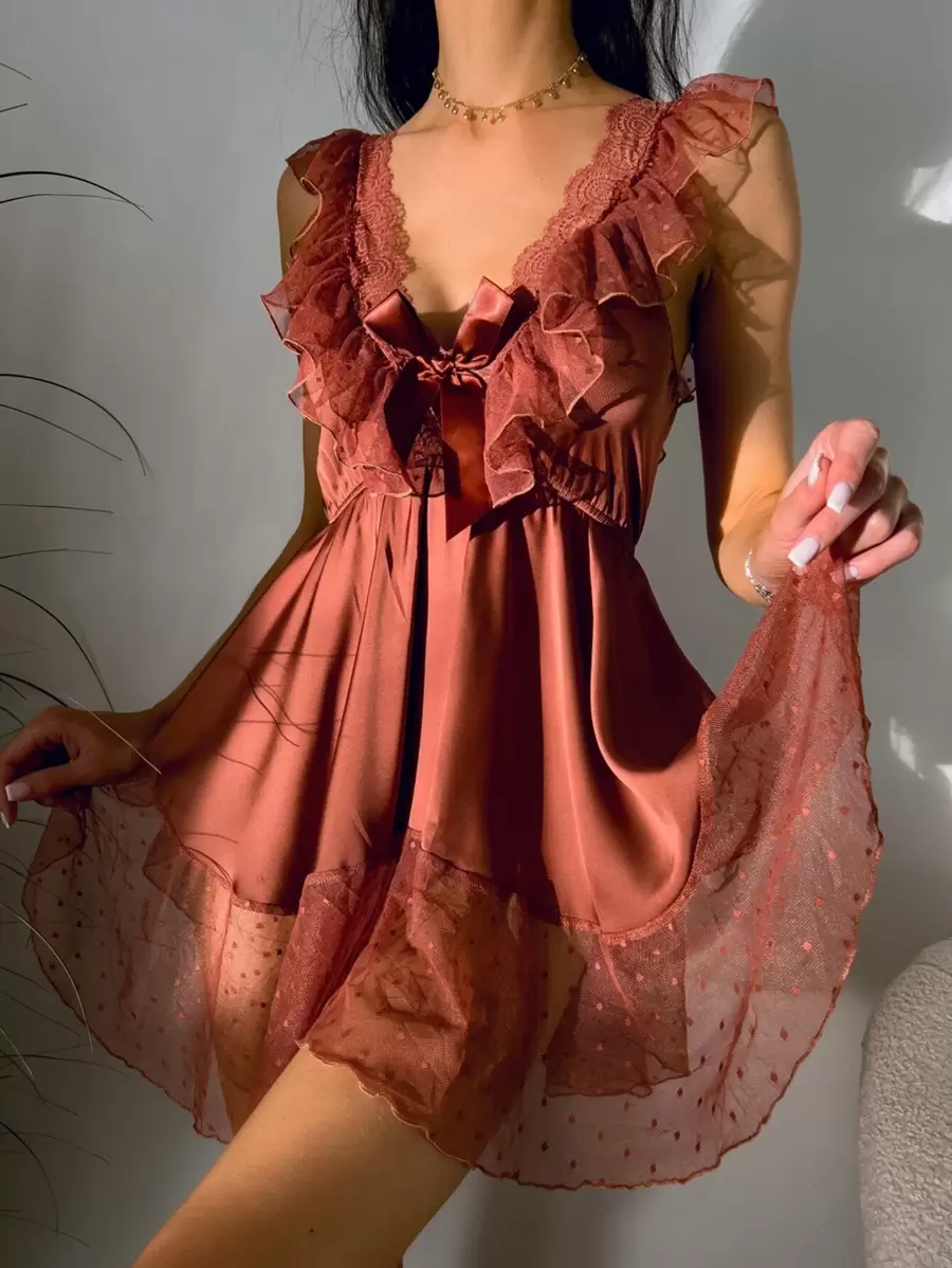Vestido camisón de lencería de satén con lazo delantero de encaje en contraste