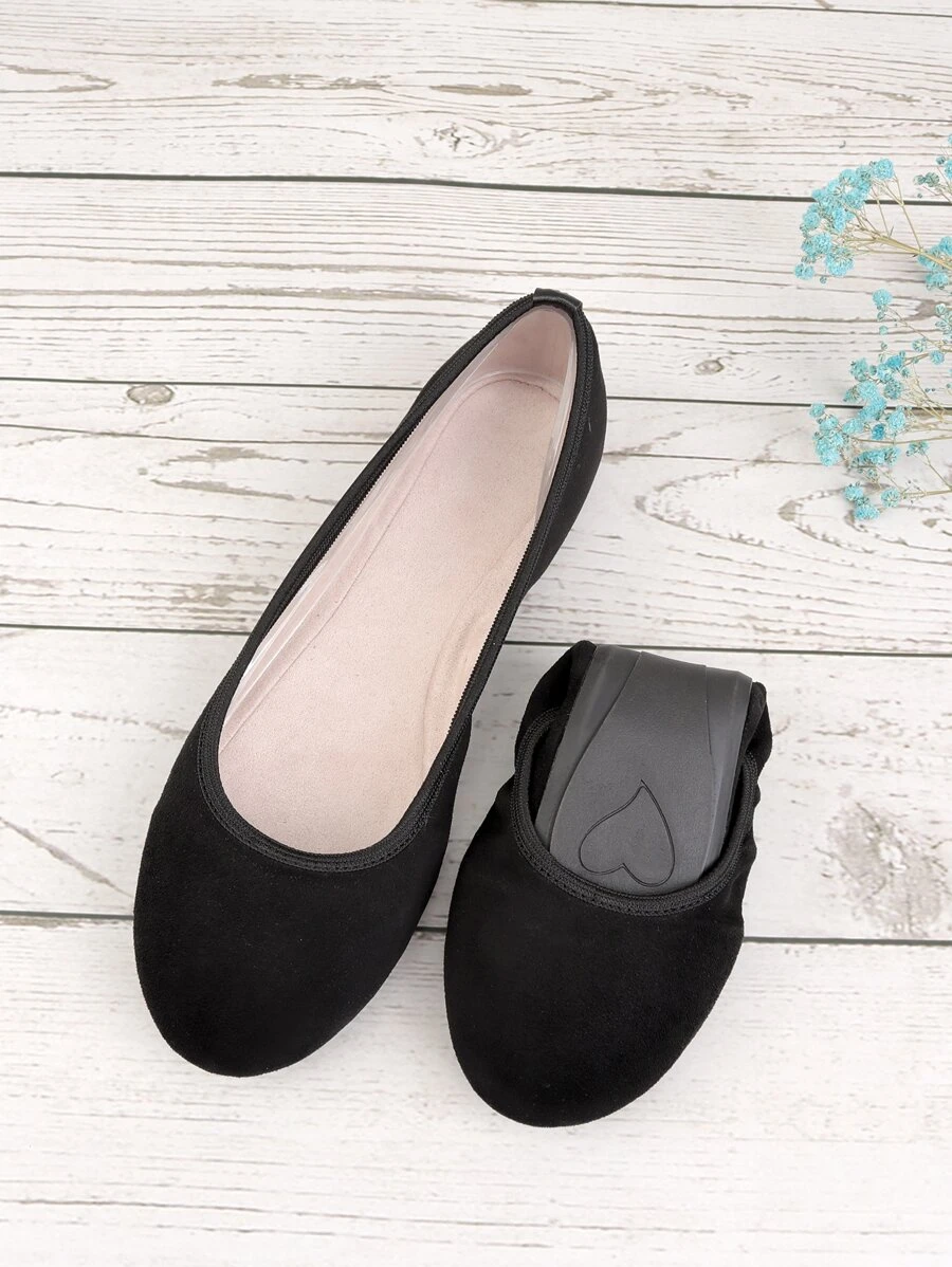 Schwarze minimalistische Slip On Flats für Damen, Ballerinas in Wildlederoptik mit runder Zehenpartie