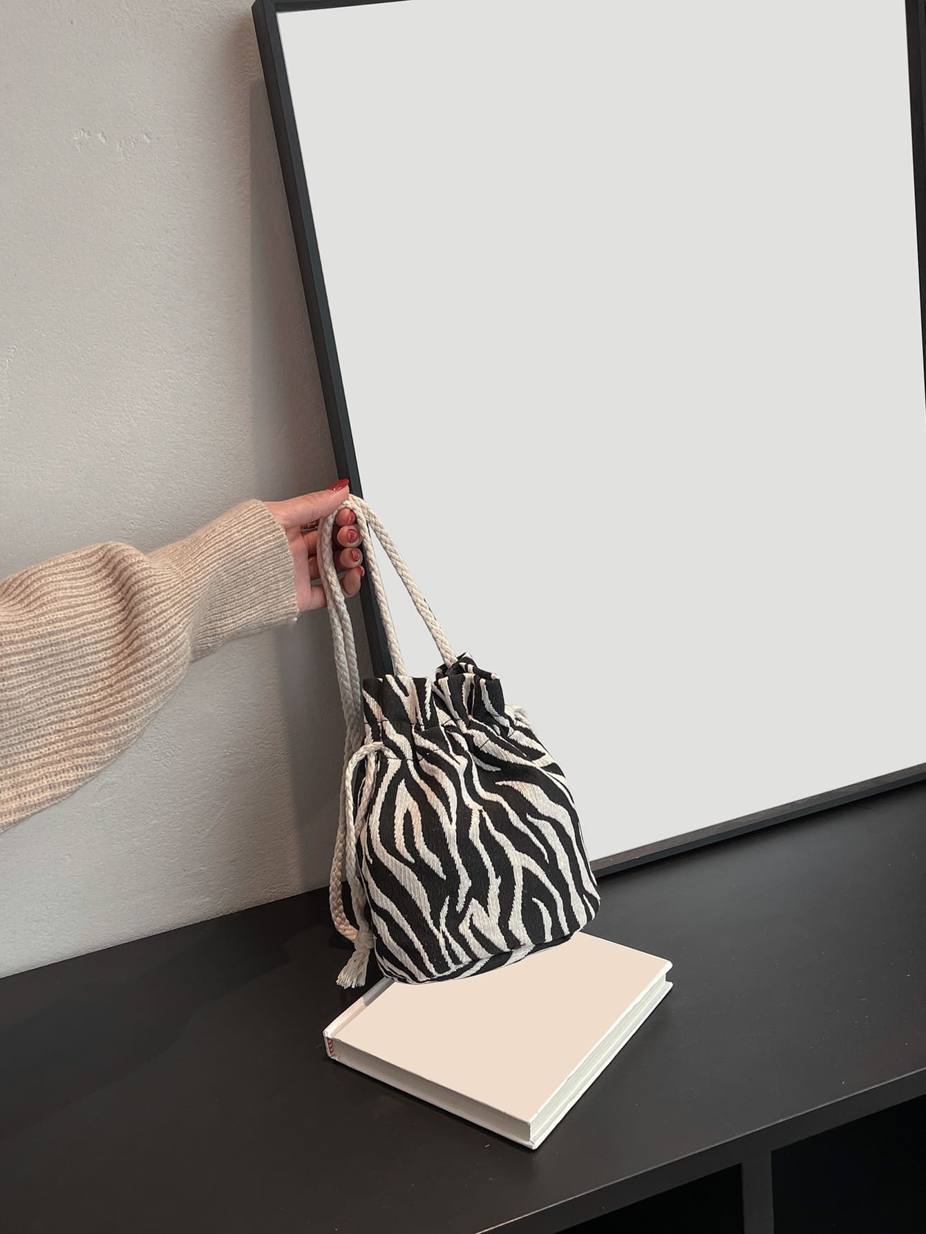 Bolso Diagonal Para Niños Con Correa Ajustable, Bolso De Almacenamiento Con Cordón, Bolso Casual Mini Mensajero De Lona Con Patrón De Cuadros, Bolso Cruzado Ligero Para Negocios Casuales, Mini Bolso Para Adolescentes Con Patrón De Rayas De Cebra, Diseño De Cordón Y Cubo Para Mujeres Estudiantes Universitarias, Novatas Y Trabajadoras Con Cuello Blanco, Perfecto Para La Oficina, La Universidad, El Trabajo, Los Negocios Y El Transporte.