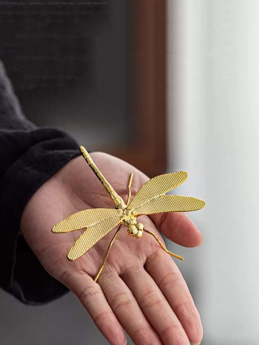 1 stuk gouden libel van metaal, prachtig ornament voor theeceremonie, bureaudecoratie, legering libel, vlinder, draak, feniks, luxe decoratie voor kantoor, slaapkamer, woonkamer