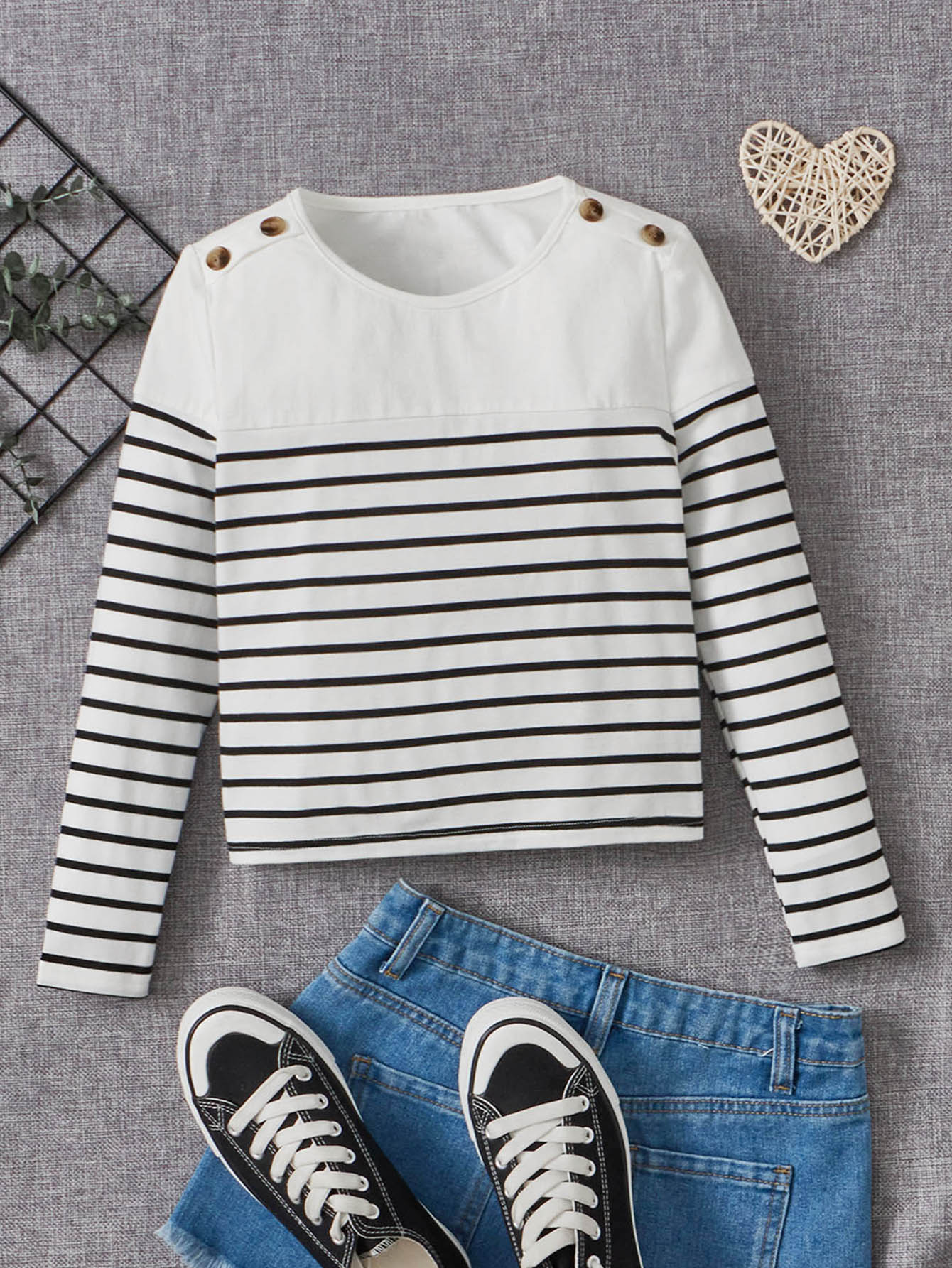 SHEIN Camiseta casual com estampa listrada e detalhe de botão para meninas pré-adolescentes