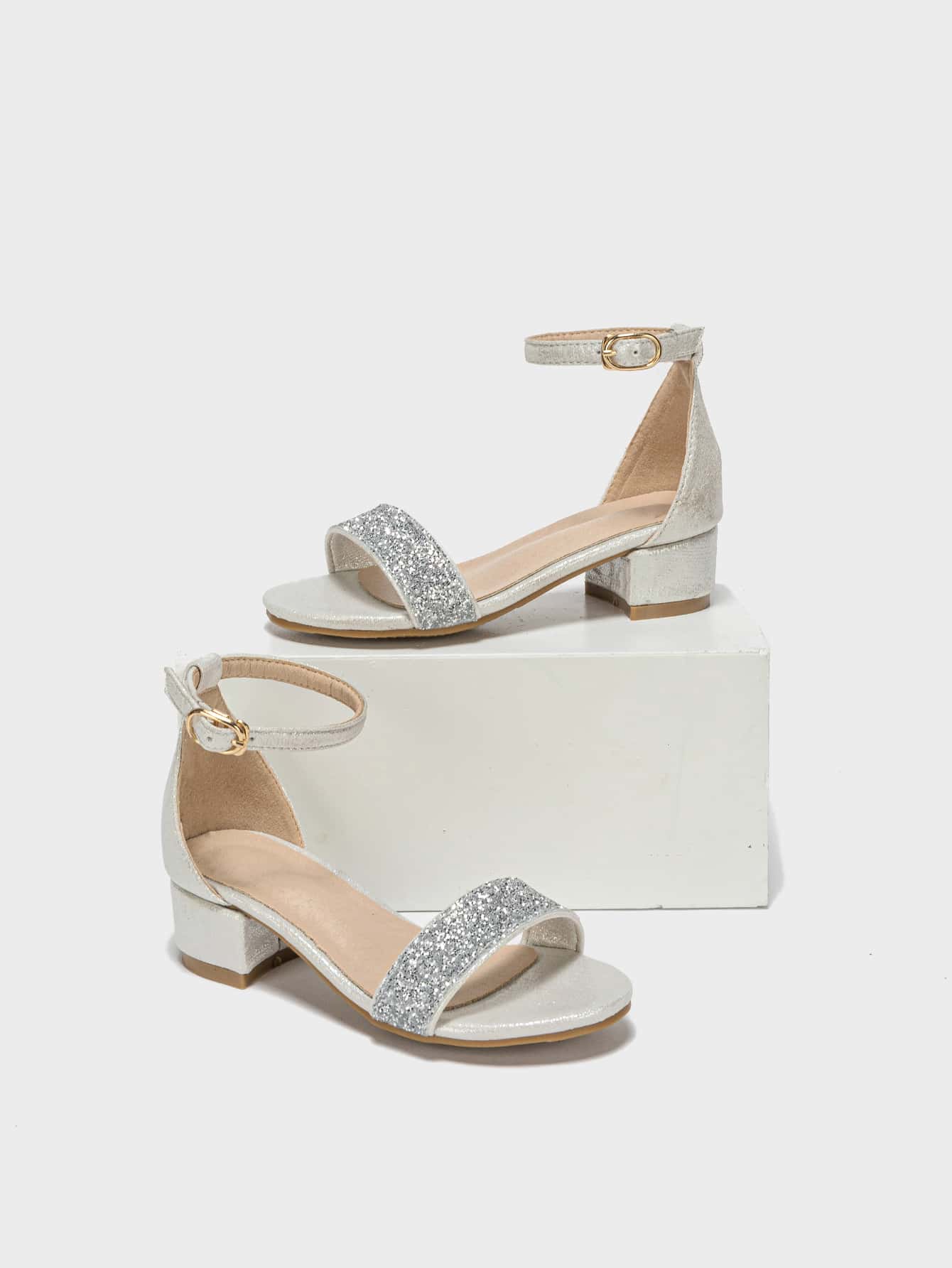 One Pair Of Beautiful, Exquisite, Comfortable, And Fashionable High Heeled Sandals For Girls