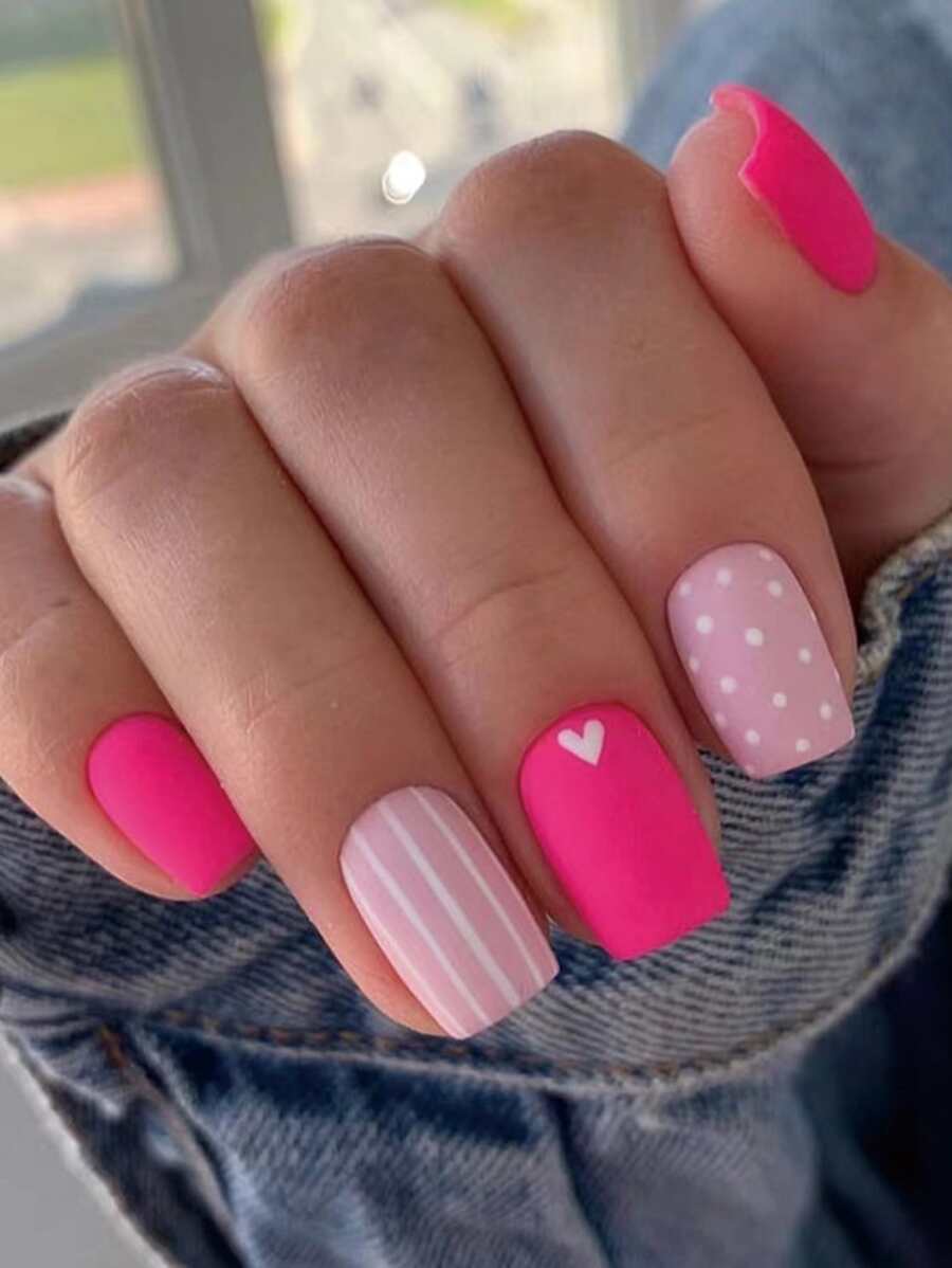 Ottieni un look glamour con 24 pezzi di unghie finte a pressione corte e quadrate con motivi a righe, puntini e cuori in rosa chiaro per unghie, 1 foglio di nastro e 1 lima per unghie. Forniture per unghie