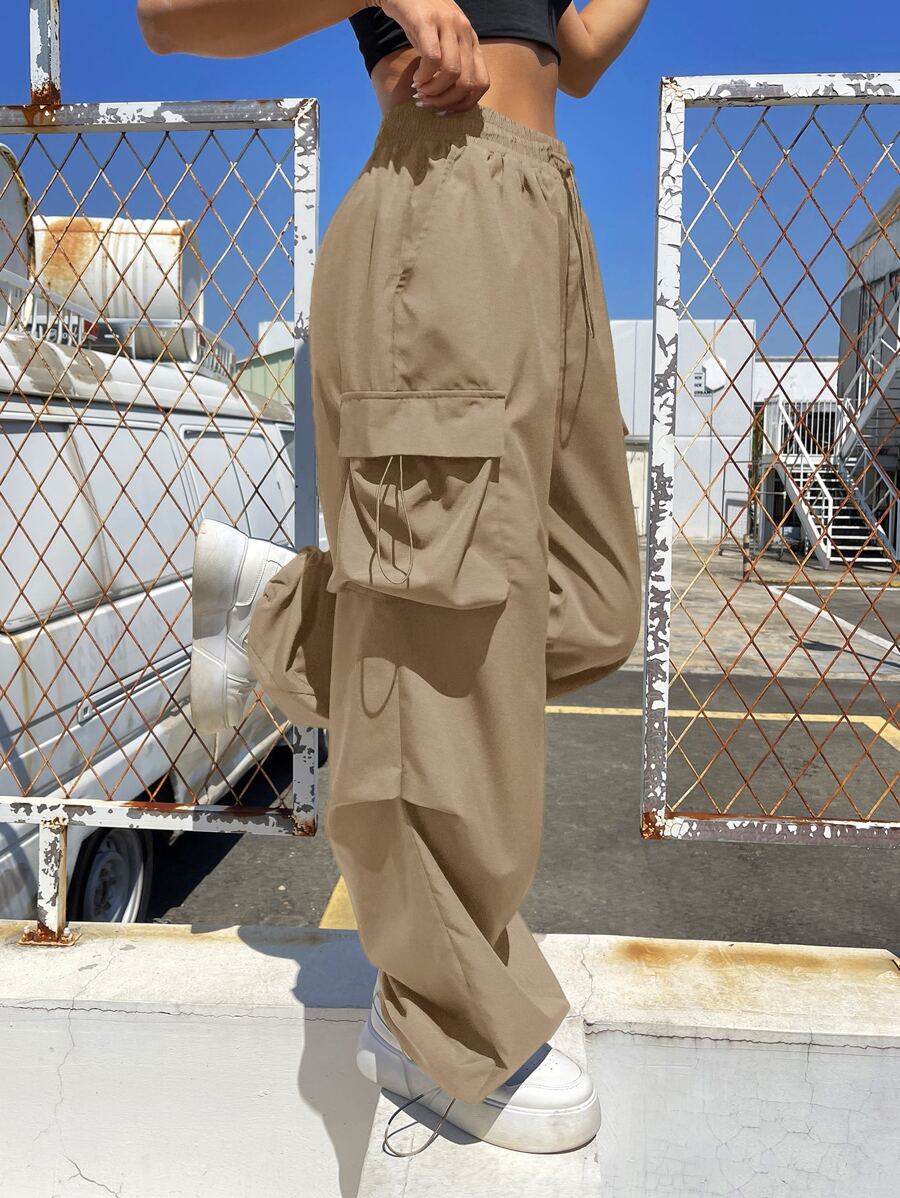 Coolane Pantalones cargo color caqui con cintura de cordón y bolsillos con solapa