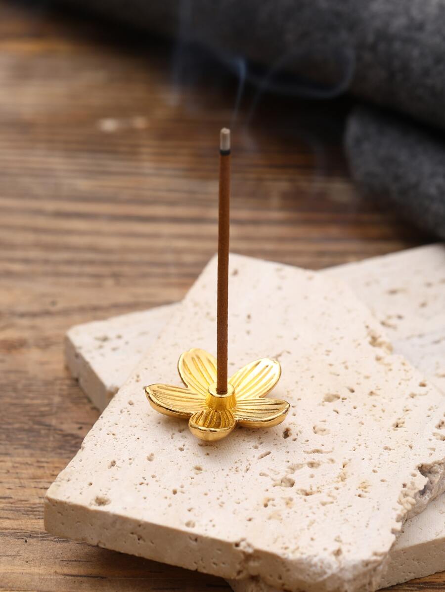 A Mini Golden Petal Incense Holder, An Iron Cherry Blossom Candle Holder, A Mini Desktop Incense Burner Ornament Gifts Birthday Graduation