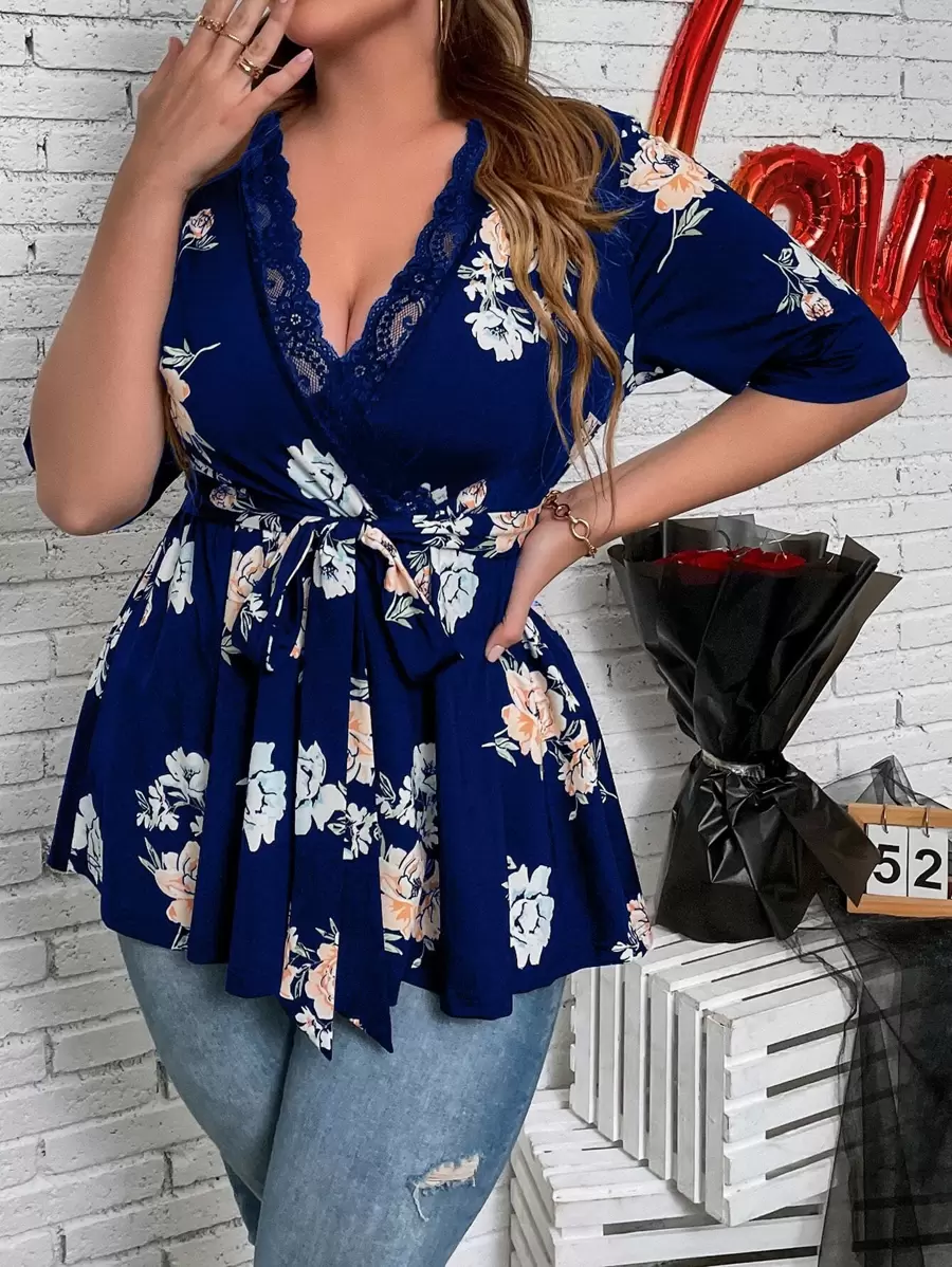 SHEIN Clasi Große Größe Floraler Muster Spitzenbesatz Gürtel T-Shirt Grafik T-Shirts Damen Oberteile