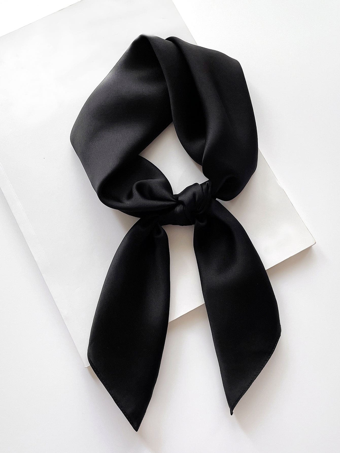 1 pièce Écharpe carrée de mode unie pour femmes, écharpe multifonctionnelle pour bandeau, ceinture, bandana de sangle de sac à main, bande de cheveux, bandeau idéal pour habiller votre look.