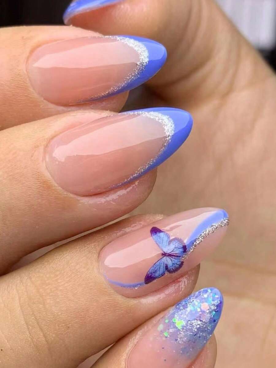 Werten Sie Ihren Look sofort auf mit 24 kurzen mandelblauen künstlichen Nägeln mit französischem Glitzer-Schmetterlingsdruck, 1 Blatt Klebeband und 1 Nagelfeile