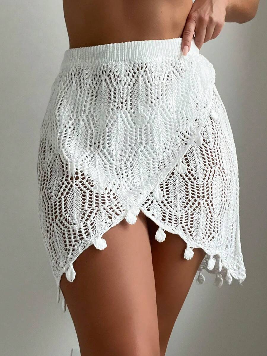 Gonna copri-costumi estiva con orlo avvolgente, decorata con pompon e fori