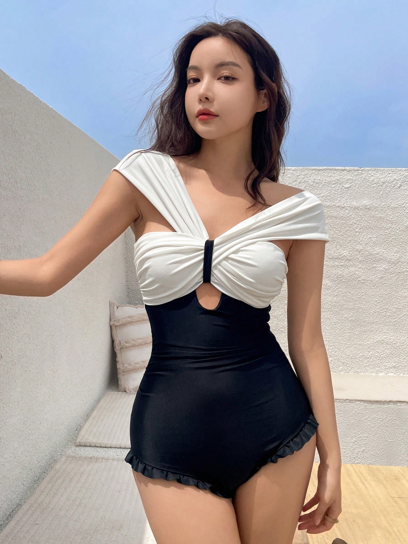 Two Tone Ruched Bust Frill Trim One Piece Swimsuit｜DAZY