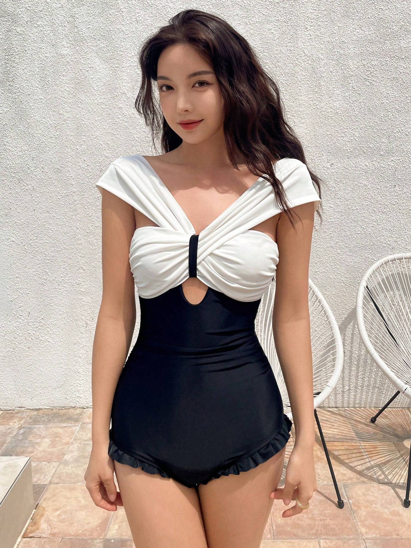 Two Tone Ruched Bust Frill Trim One Piece Swimsuit｜DAZY