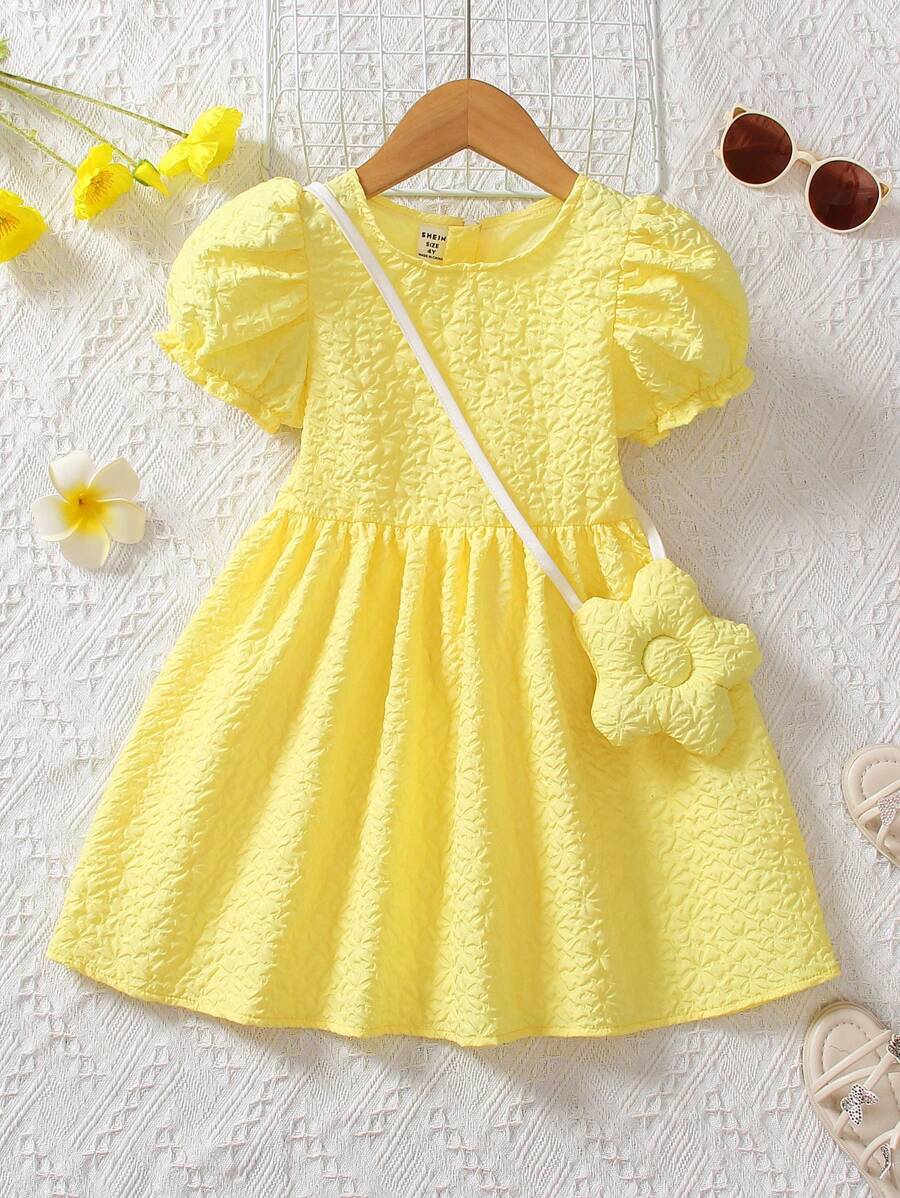 SHEIN Chica joven con estilo fresco y femenino con una riñonera combinada con un vestido tejido de manga corta