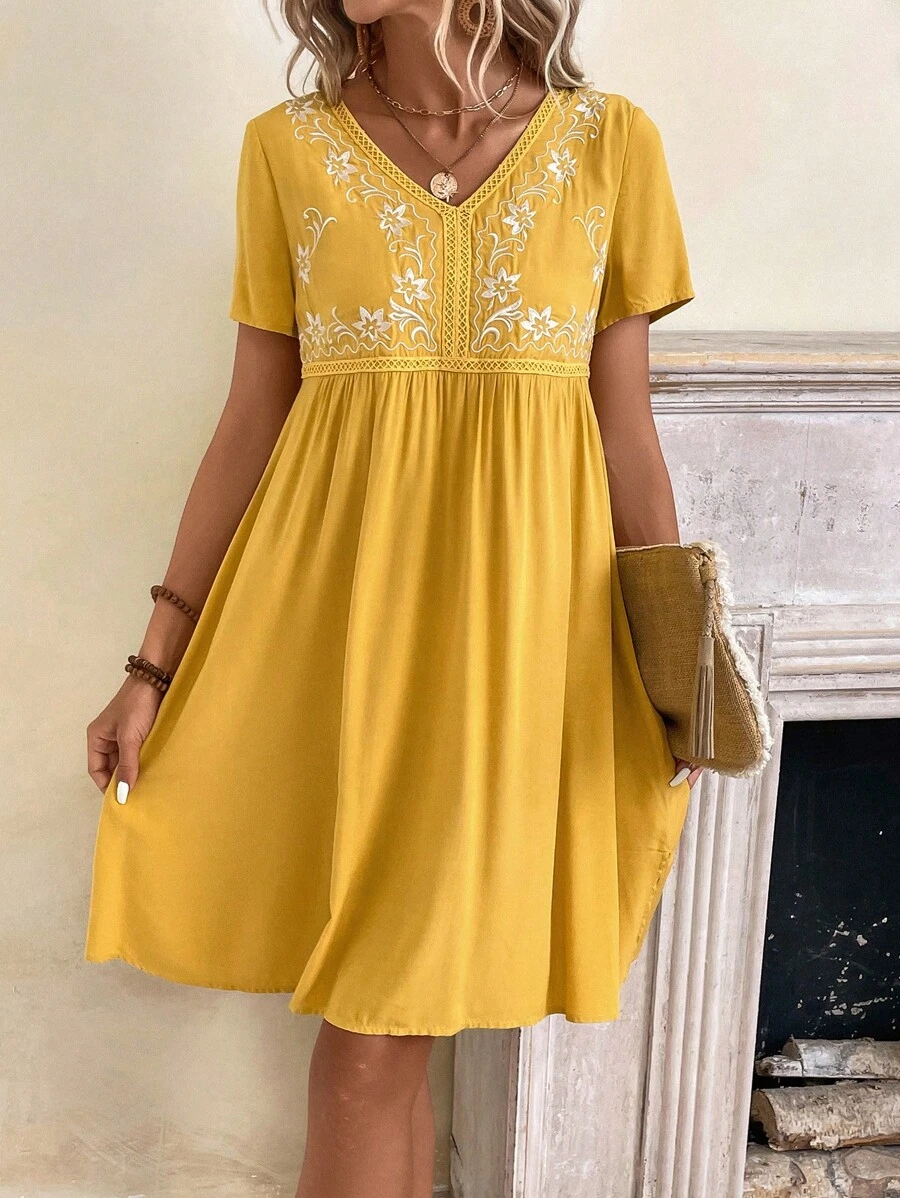 EMERY ROSE Vestido corto plisado sencillo con mangas cortas y bordado floral para mujeres