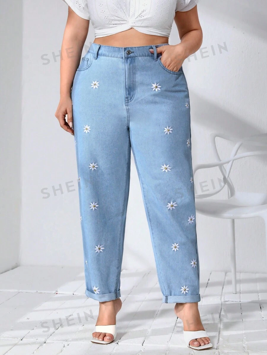 SHEIN Essnce Talla grande Jeans de ajuste mom con bordado floral con bolsillo oblicuo