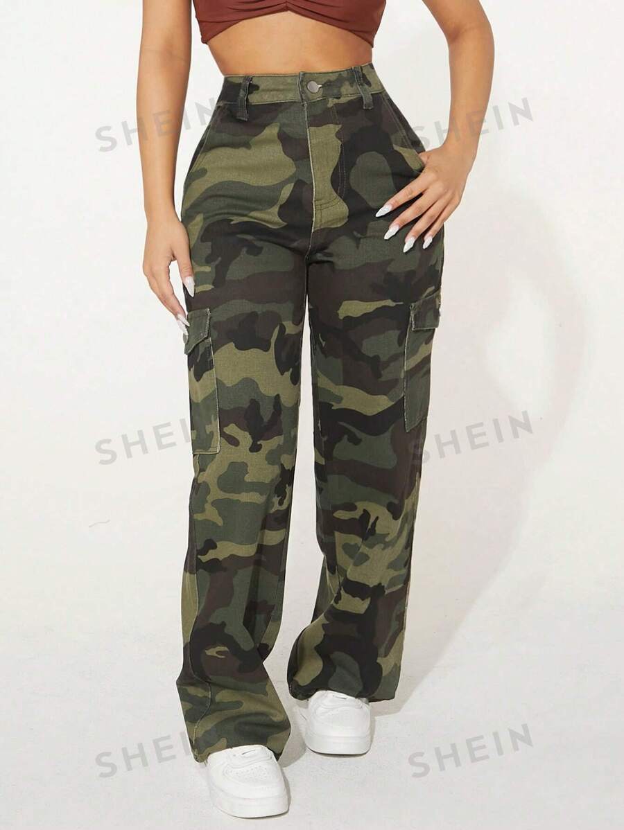 SHEIN PETITE Jeans cargo con estampado de camuflaje con bolsillo con solapa