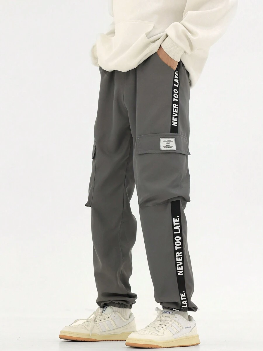 SHEIN Chico preadolescente Pantalones cargo con cinta con letra con bolsillo lateral con solapa de rayas