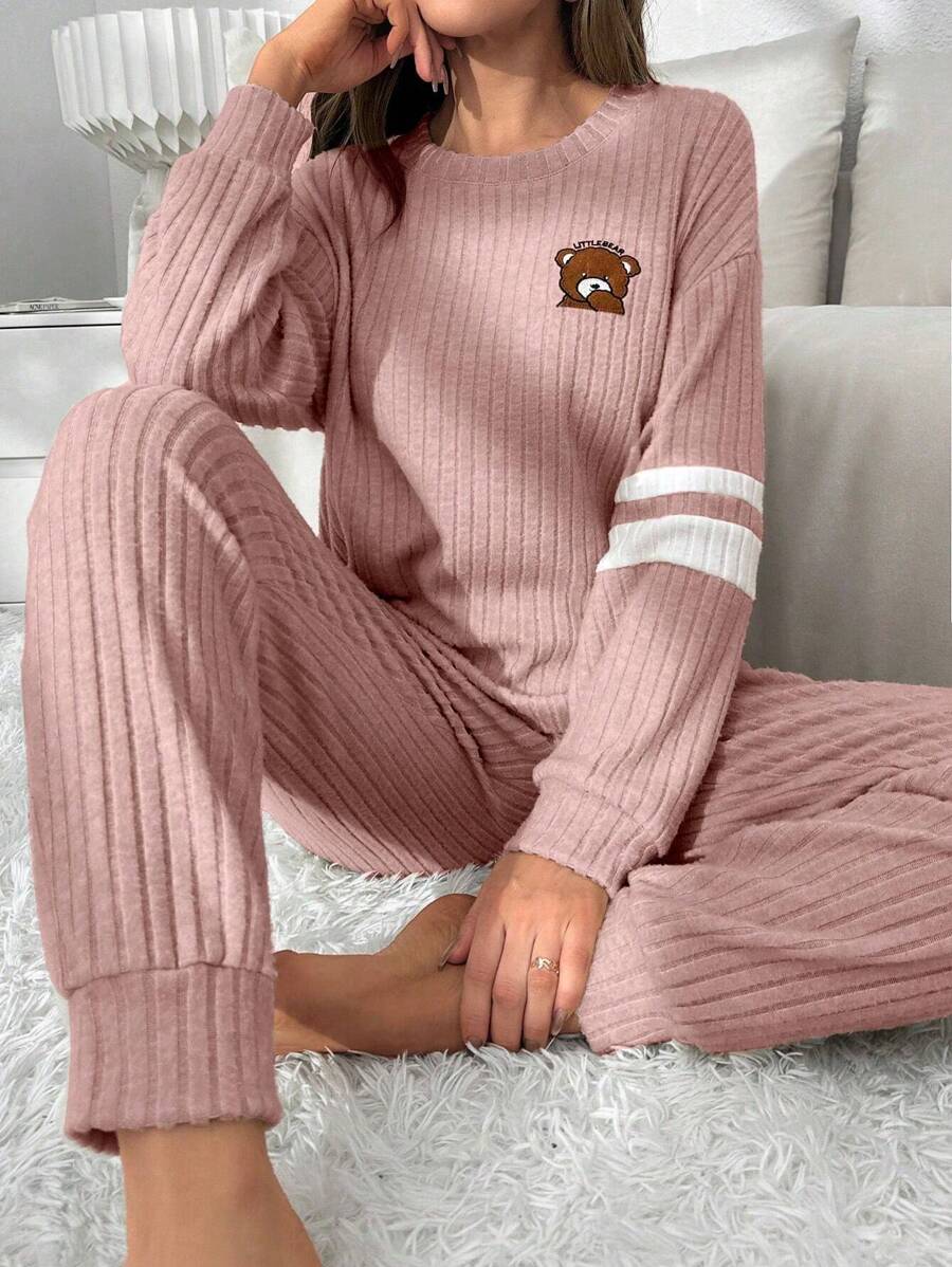Conjunto de pantalón y top de caída de hombros con estampado de rayas y bordado de oso para usar en casa