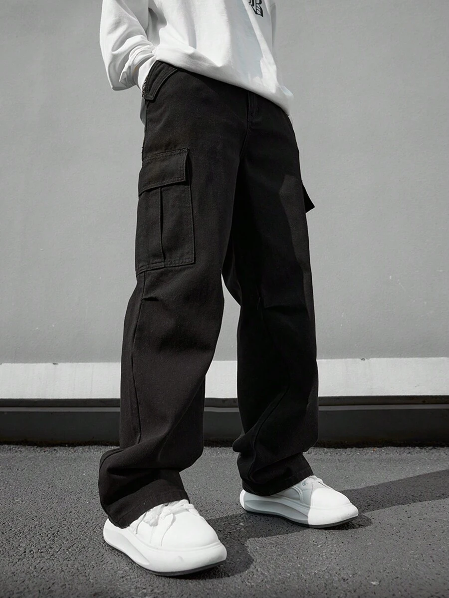 Manfinity Hypemode Pantaloni cargo neri lunghi, lavati e svasati con tasche a pattina laterali per uomo, adatti per uscire con gli amici e per l'abbigliamento da strada