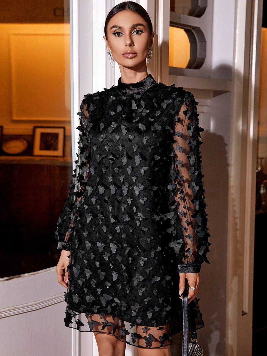 Vestido de malla de cuello alto con diseño aplique