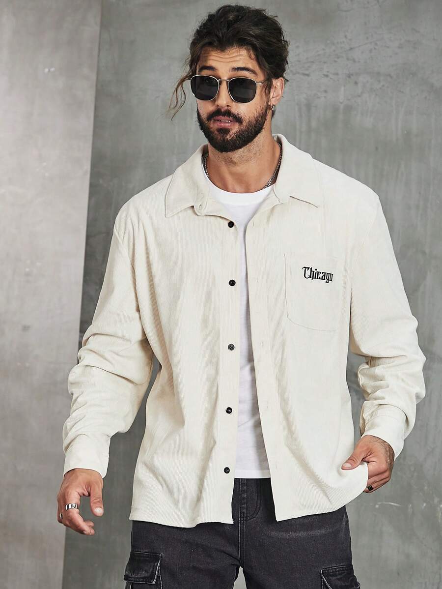 Manfinity Homme Hombres talla grande Camisa con estampado de letra con parche de bolsillo de pana