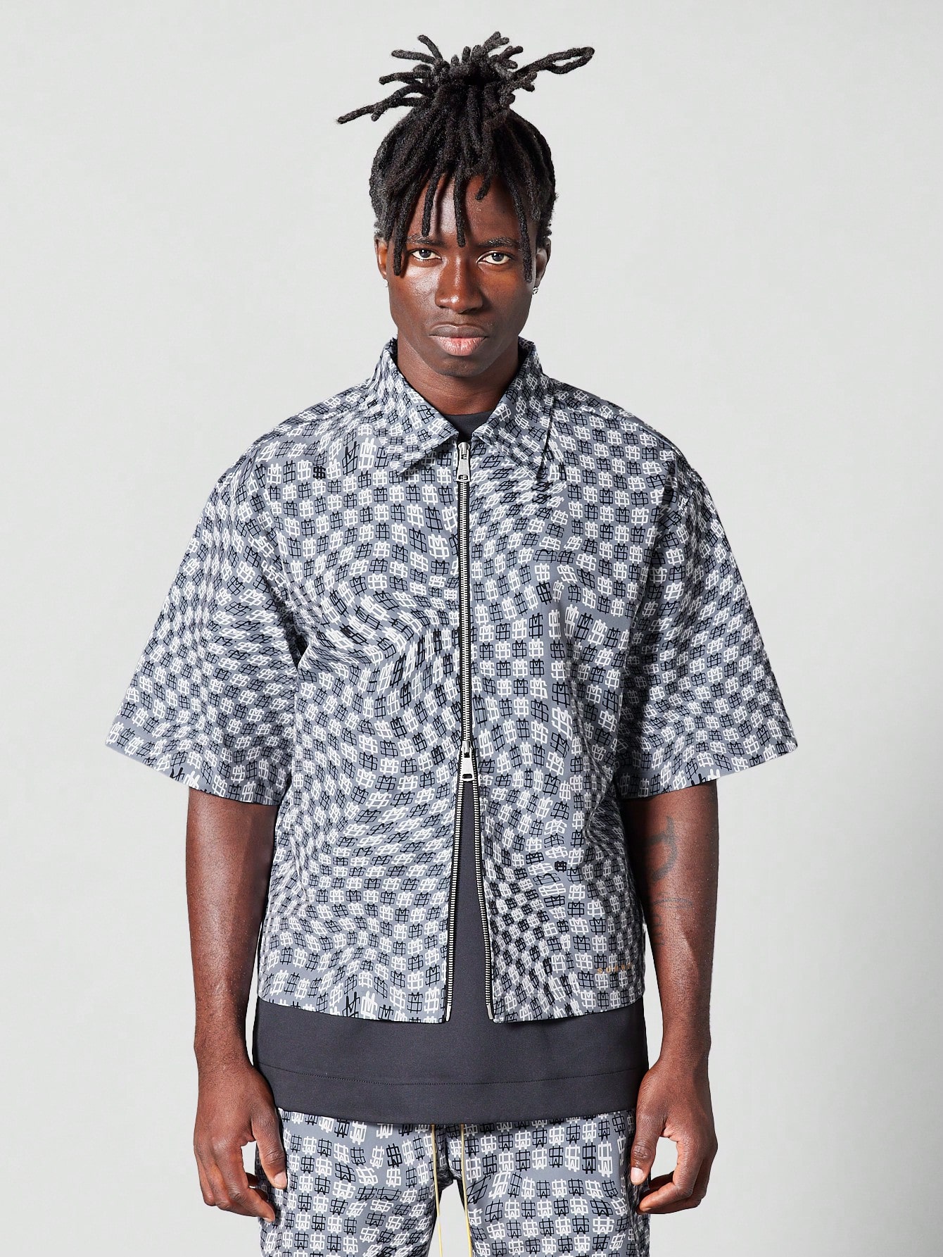 【Anyone more】Arty Nylon Boxy Shirt One Piece Boxy Fit Nylon Zip Shirt With All Over Print｜Sumwon