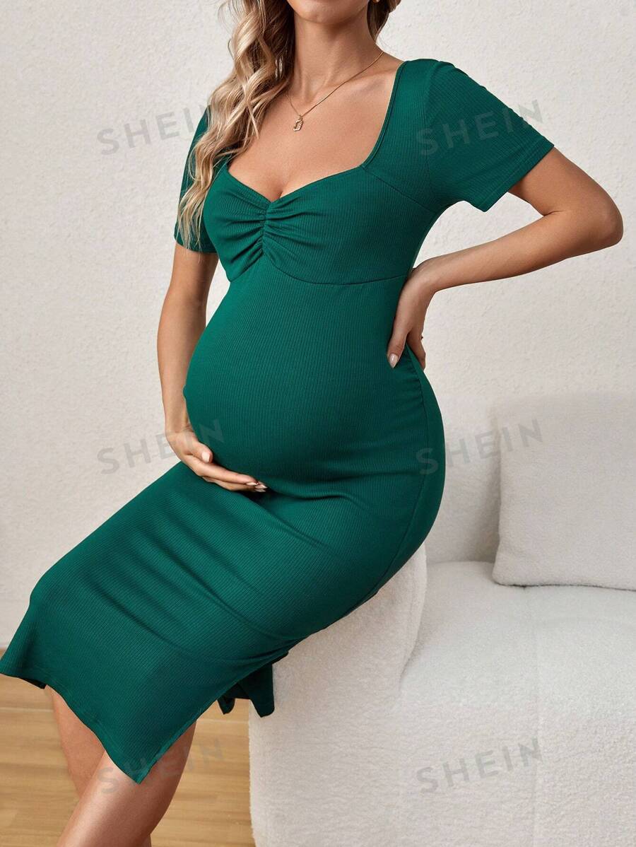 SHEIN Vestido ajustado fruncido con cuello de corazón para maternidad