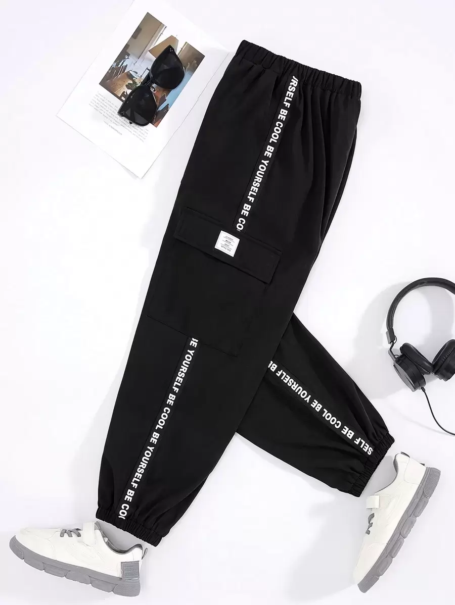 SHEIN Calças Folgadas De Tecido Casual Resort Para Meninos Adolescentes Com Patch De Letras E Bolsos De Patch Tridimensionais.