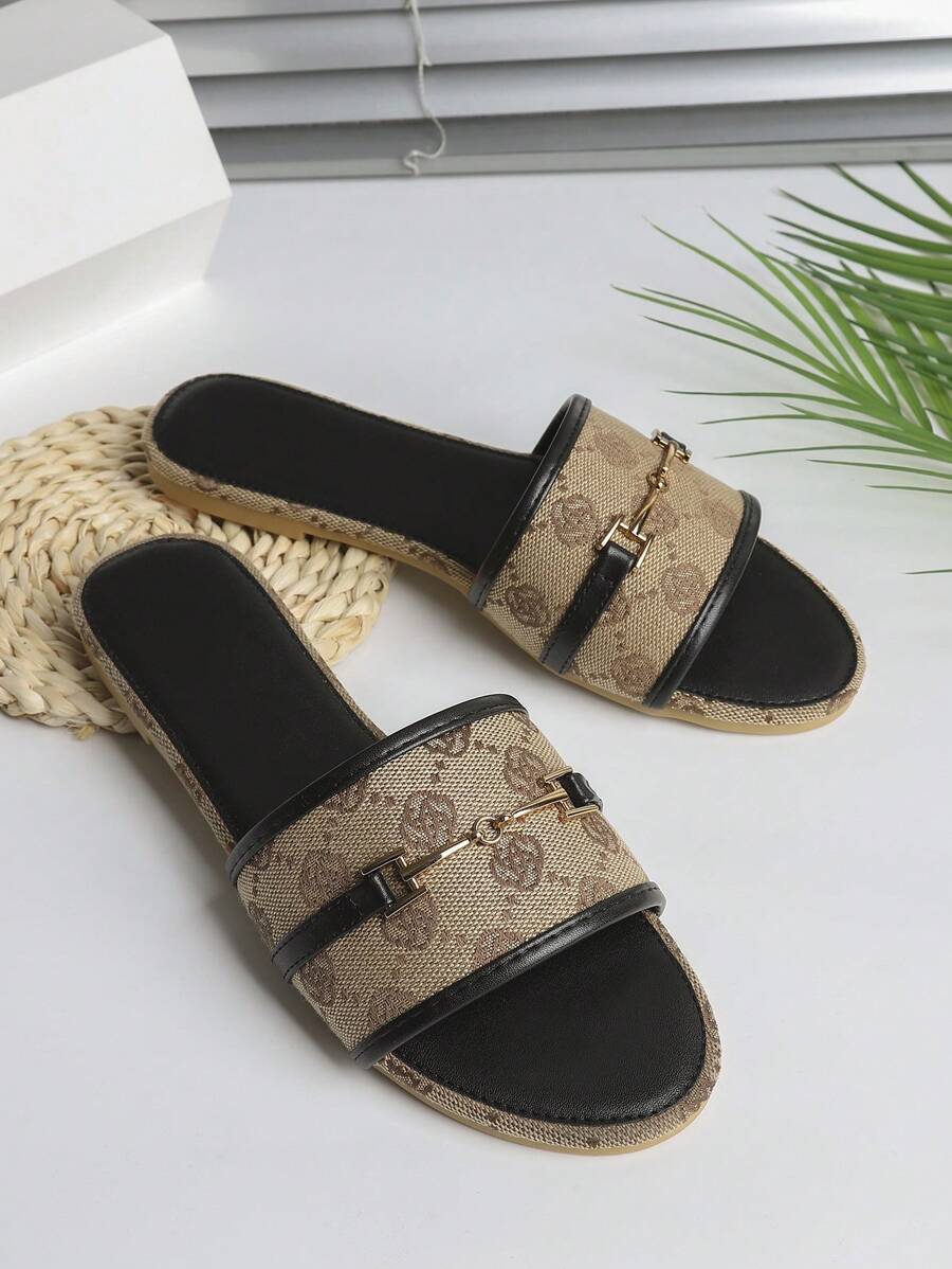 Nuevas sandalias planas para mujer de uso exterior, Sandalias negras de mujer con hebilla metálica, cadena y decoración de flores, Sandalias de mujer con suela gruesa y punta redonda de ocio, Sandalias y pantuflas de mujer de bloques de color para el Día de San Valentín