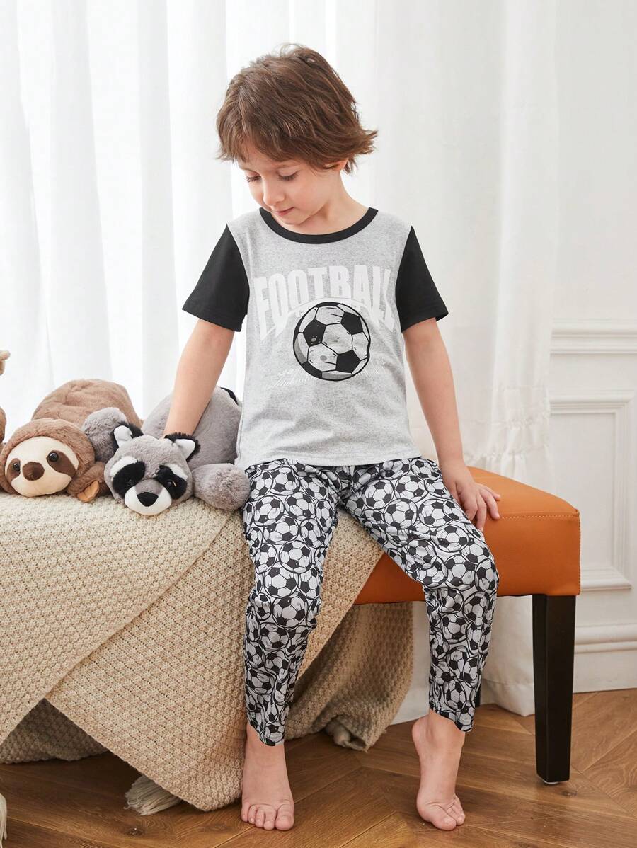 Conjunto de 2 piezas de ropa de estar en casa con camiseta de manga corta y pantalones estampados con diseño de fútbol para niño pequeño