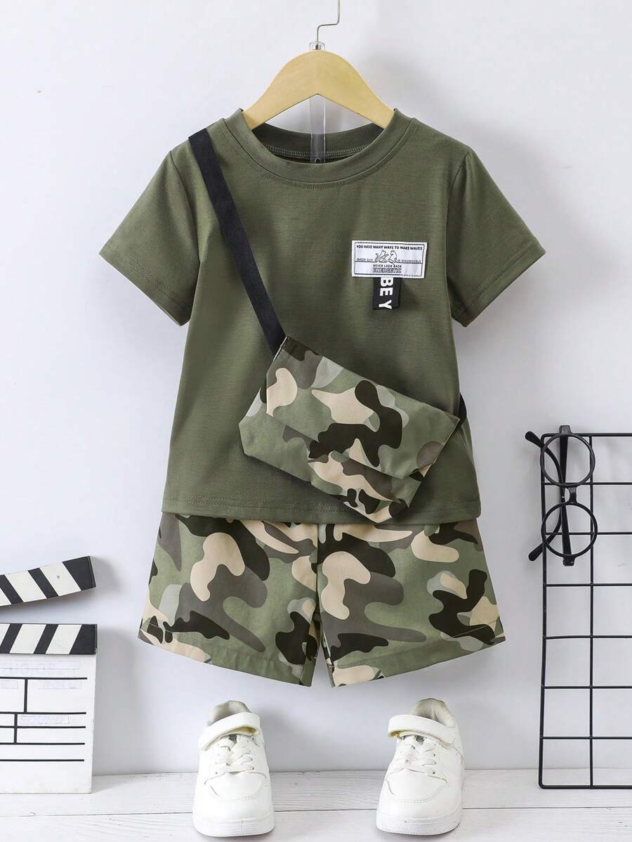 SHEIN Conjunto De Roupas De Verão Streetwear Para Meninos Jovens: 1 Bolsa Transversal De Camuflagem E 1 Camiseta Gráfica, 2 Peças