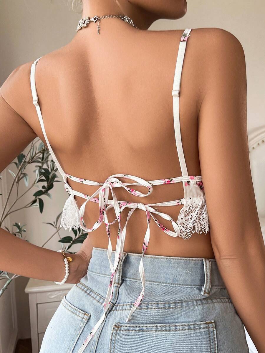 Sostenido con encaje contrastante y estampado floral, sujetador ideal para temporada de bodas