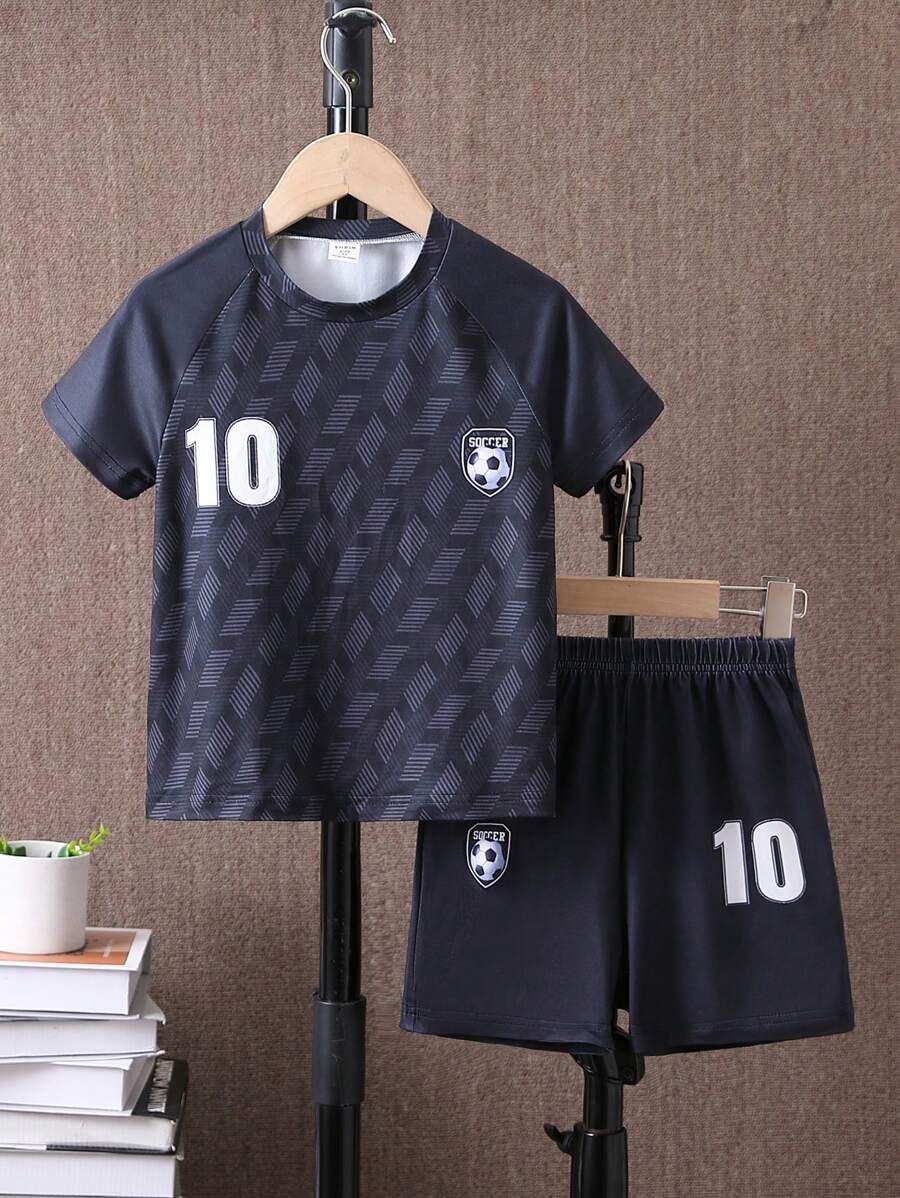 SHEIN Conjunto De Camisa Com Mangas Raglan Listrada Com Estampa De Futebol E Shorts Para Menino Jovem