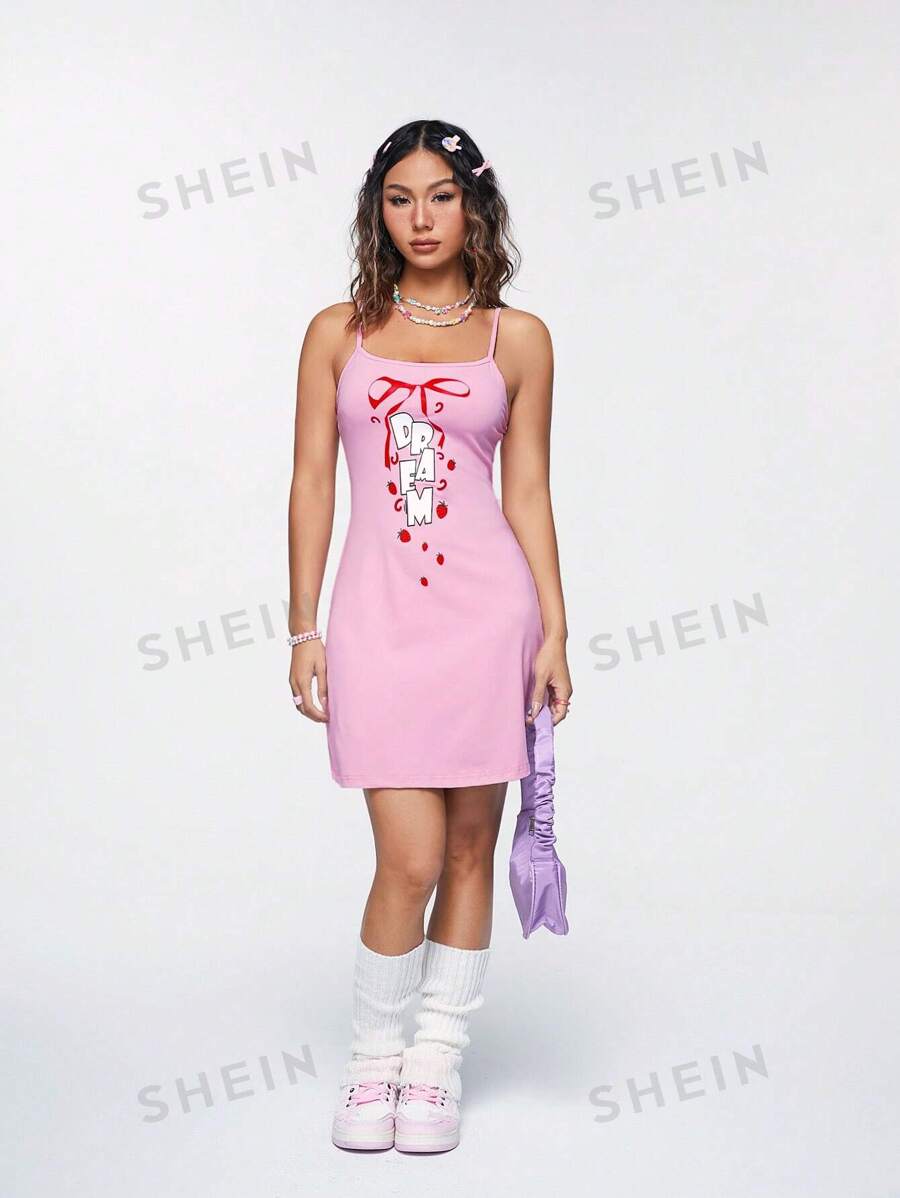 SHEIN Qutie Vestido de tirantes finos con estampado de letras y fresas para mujer