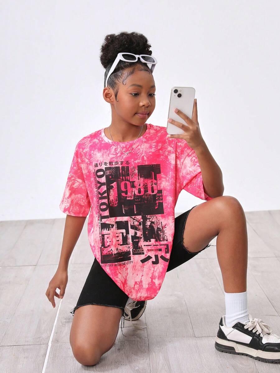SHEIN Camiseta De Manga Corta Con Hombro Caído, Informal Deportiva Para Niñas Preadolescentes Con Estampado De Letras Tie Dye, Para El Verano