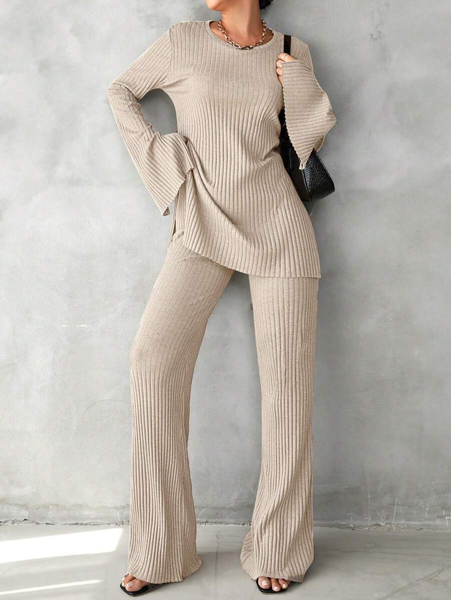 RueChic Camiseta con bajo partido y pantalones con pierna acampanada