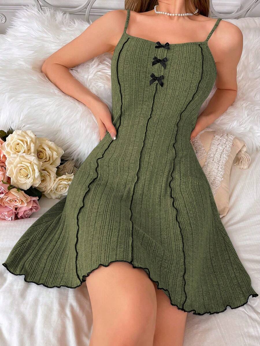 Vestido de pijama con tirantes de espagueti y decoración de lazo