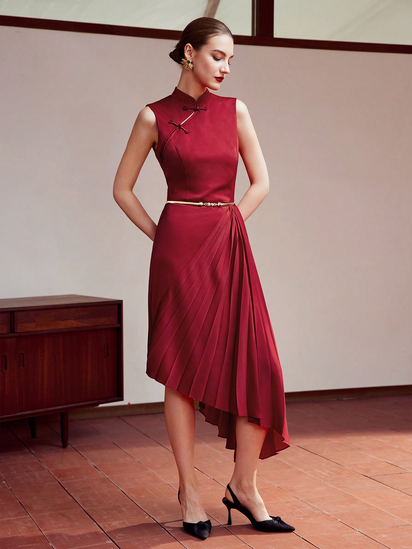 【SaturdayClub】Mandarin Collar Halter Neck Pleated Dress Mandarin Collar Halter Neck Pleated Dress – SaturdayClub