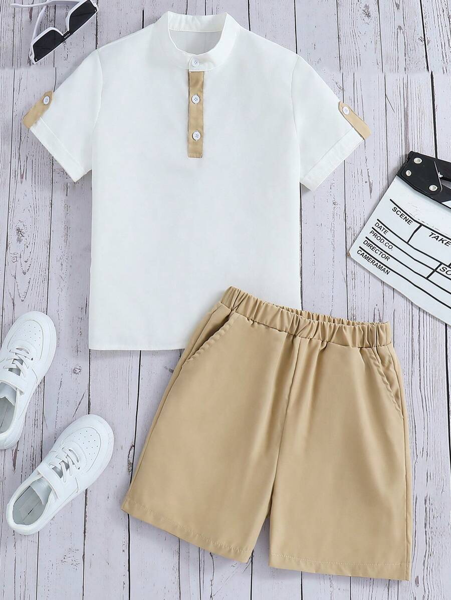 SHEIN Conjunto Menino Tween Top de Manga Curta Casual com Contraste de Cores e Gola Alta e Shorts em Cor Sólida para Uso Diário no Verão