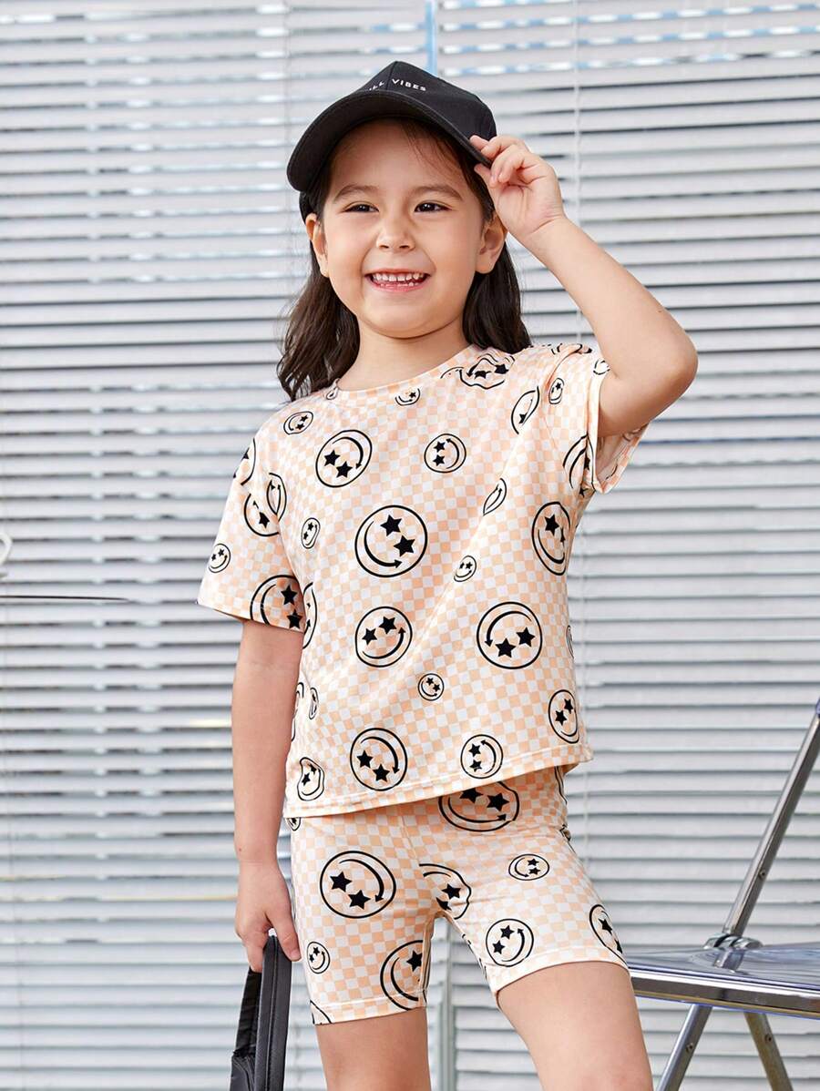 SHEIN Camiseta Casual De Cuello Redondo Y Ajuste Holgado Con Patrón De Rostro Tejido Para Niñas Jóvenes + Conjunto De Pantalones Cortos De Punto