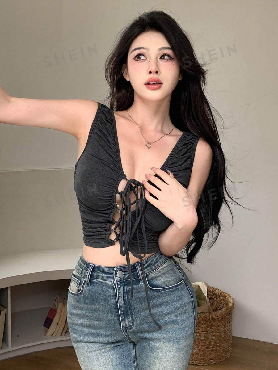 DAZY Camiseta de tirantes con cuello en V y pliegues, top sexy para mujer