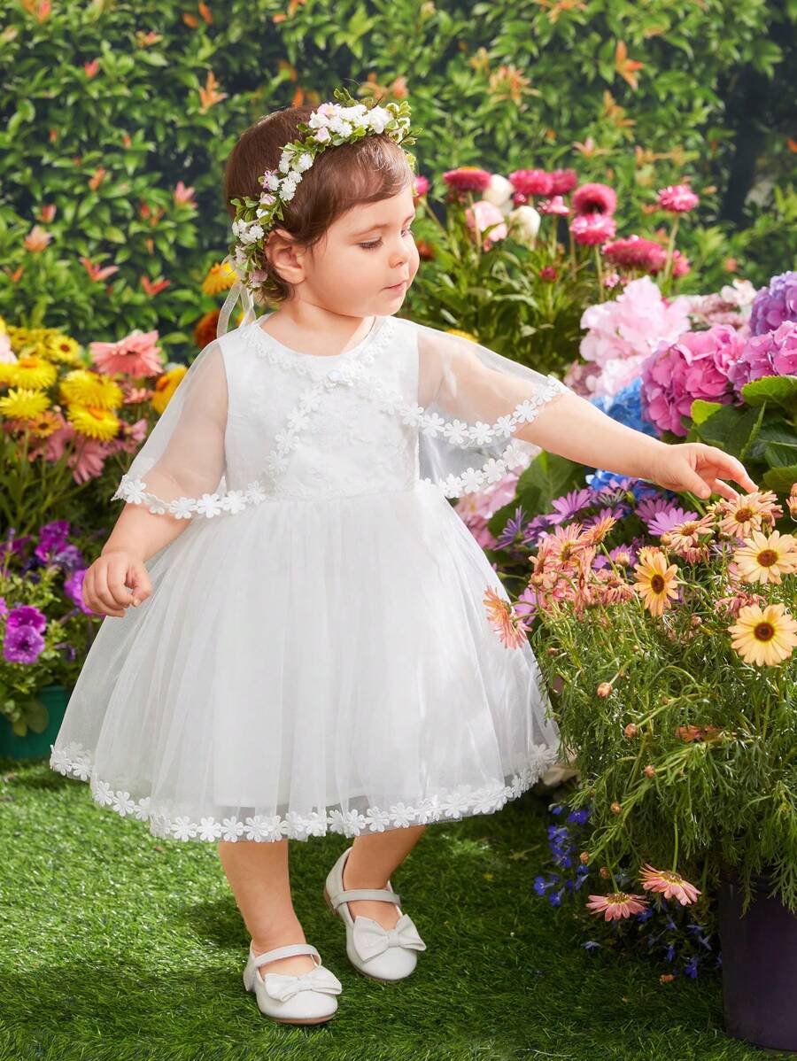 SHEIN Set van witte satijnen geborduurde mouwloze mesh-jurk voor babymeisjes met mesh-sjaal
